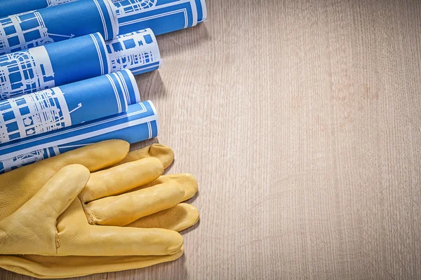 Mühendislik çizimleri ve koruyucu eldivenler