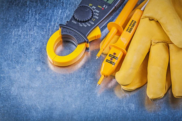 Zangenzähler, elektrisches Prüfgerät und Handschuhe — Stockfoto