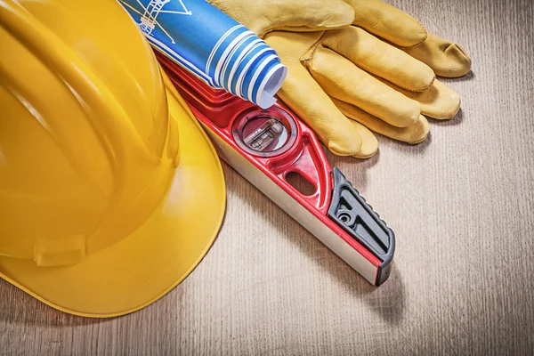 Sombrero duro, guantes y nivel de construcción —  Fotos de Stock