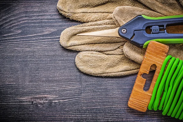 Garden clippers, tie wire and gloves — Stock Photo, Image