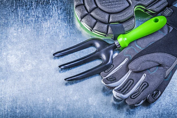 Gants, protège-genoux et fourche à truelle — Photo