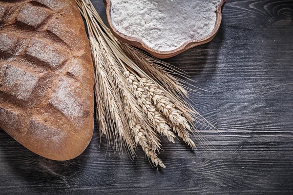 Pão, espigas de centeio de trigo e farinha — Fotografia de Stock