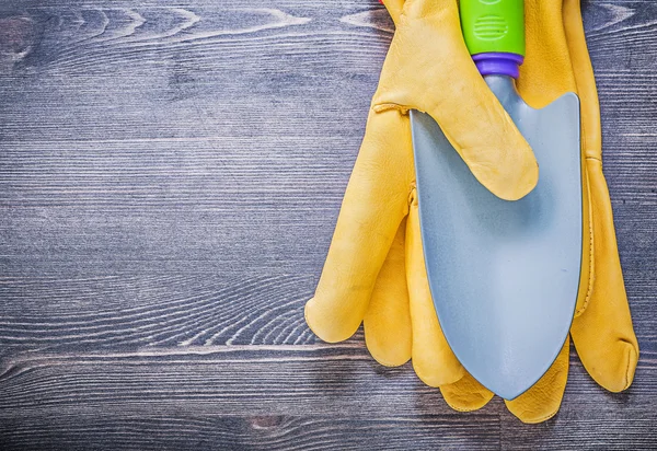 Gardening protective gloves and hand spade — Stock Photo, Image