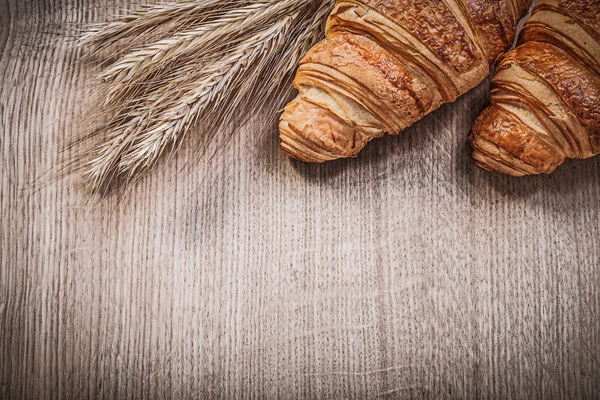 Золоті пшеничні житні вуха та круасани — стокове фото