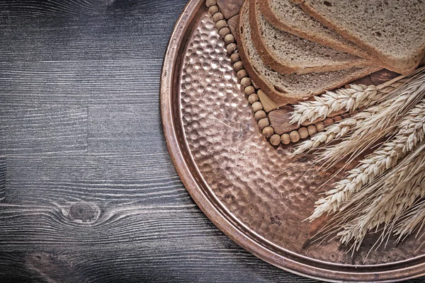 Pan rebanado y espigas de centeno de trigo —  Fotos de Stock