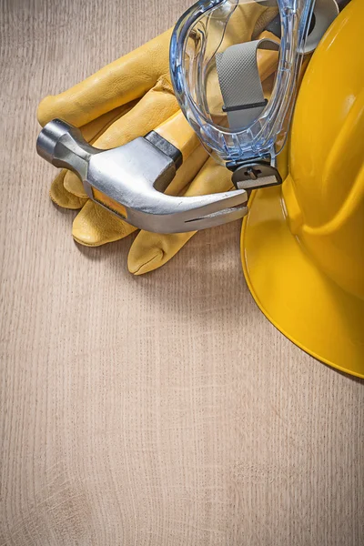 Roupa de trabalho de proteção e martelo de garra — Fotografia de Stock