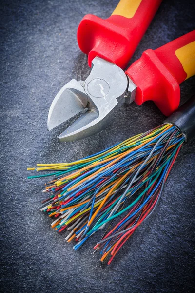 Kable elektryczne i ostry drut cutter — Zdjęcie stockowe