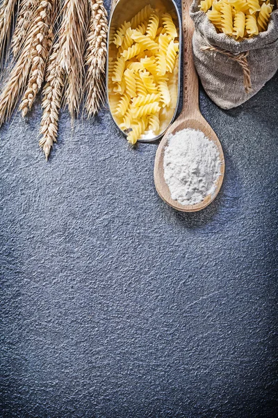通心粉、 面粉和小麦黑麦耳朵 — 图库照片