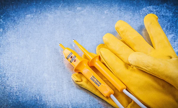 Veiligheidshandschoenen en elektrische tester — Stockfoto