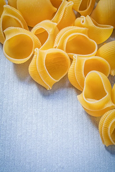 Shell macaroni on blue — Stock Photo, Image