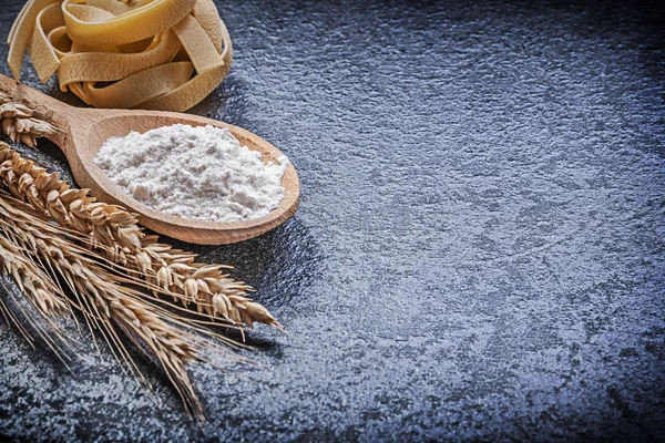 Orecchie di segale di grano e maccheroni — Foto Stock