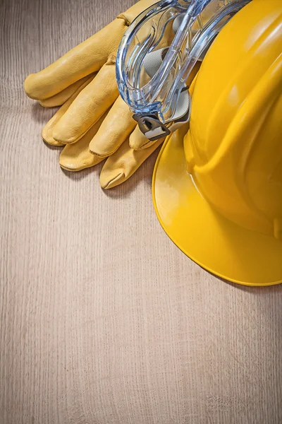 Hard hat, protective gloves and spectacles — Stock Photo, Image