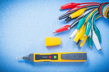 Elektrik test göstergesi ve kabloları timsahlar