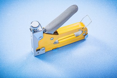 Sarı metal straple silah