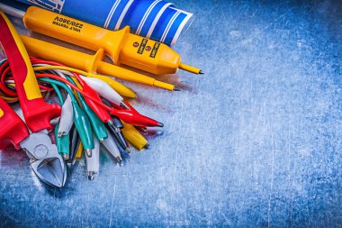 Elektrik test cihazı, kablolar, planları ve Kerpetenler