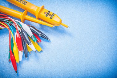 Sarı elektrik tester ve timsah fişler