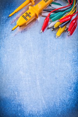 Sarı elektrik tester ve timsah fişler