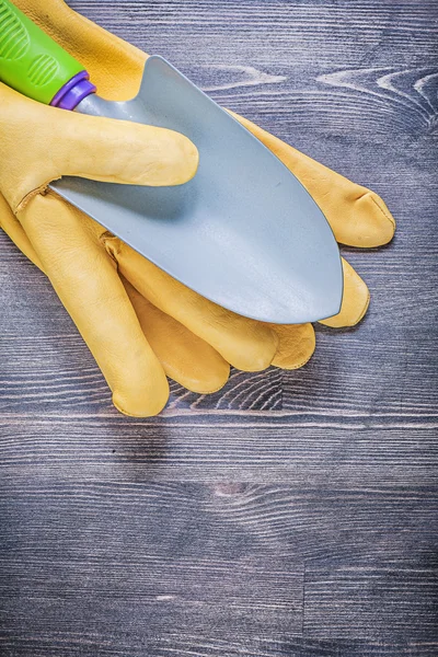 Садовые защитные перчатки и лопата — стоковое фото