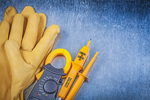 Klem meter, elektrische tester en handschoenen — Stockfoto