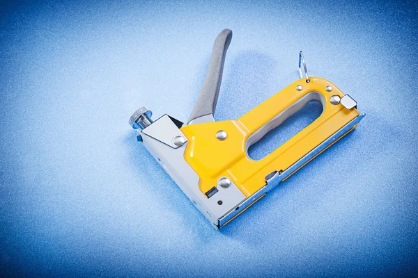 Pistola recta de metal amarillo — Foto de Stock