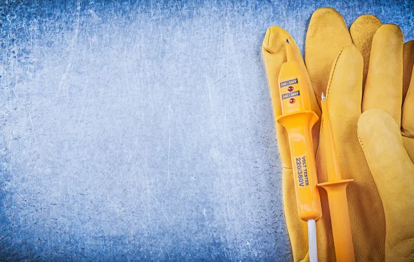 Schutzhandschuhe und elektrisches Prüfgerät — Stockfoto