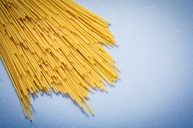 Uzun pişmemiş makarna 