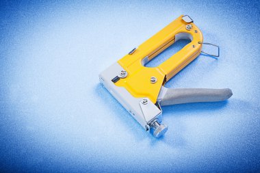 Sarı metal straple silah