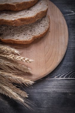 Dilimlenmiş ekmek ve buğday çavdar kulaklar