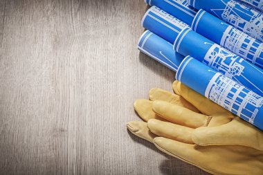 Mühendislik çizimleri ve koruyucu eldivenler 