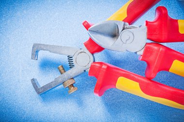 Yalıtılmış tel striptizci ve keskin Kerpetenler 