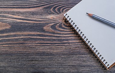 Açık defterini ve kalem 