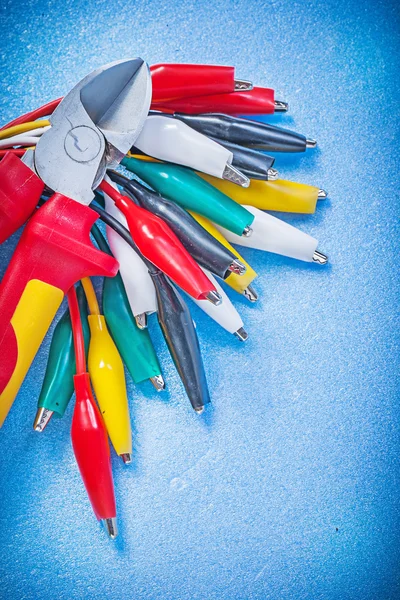 Electric crocodile plugs and sharp nippers — Stock Photo, Image