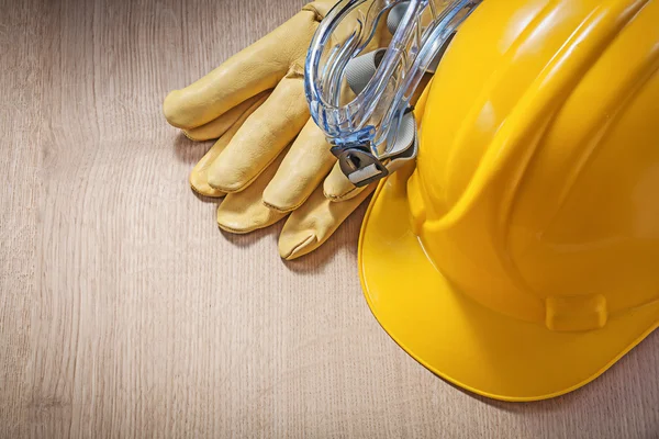 Safety helmet, protective gloves and goggles — Stock Photo, Image