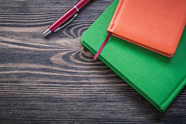 Libros de diario y pluma — Foto de Stock