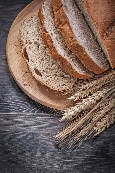 Sliced bread and wheat rye ears — Stock Photo, Image