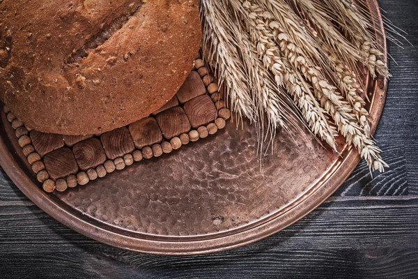 Hoja de pan y espigas de centeno —  Fotos de Stock