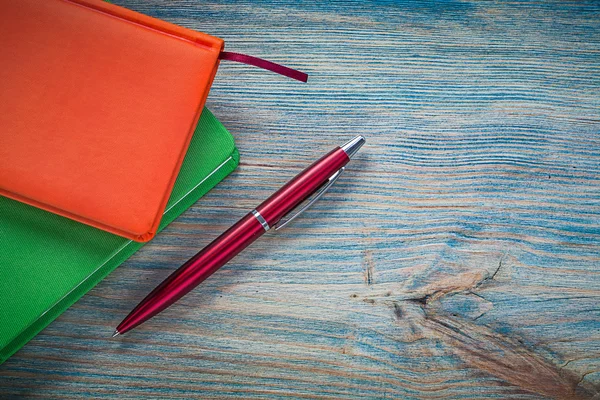 Kapalı not defterleri ve kalem — Stok fotoğraf
