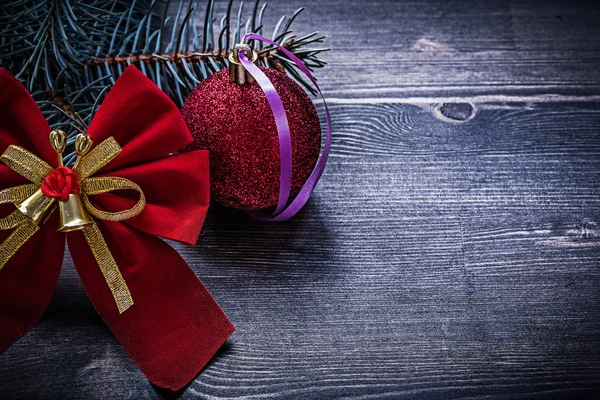 Christmas red bow and bauble — Stock Photo, Image