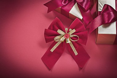 Noel düğüm giftboxes kırmızı arka plan tatil konsantrasyon üzerinde sarılı.