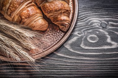 Altın buğday çavdar kulakları lezzetli pirinç tepsi ahşap tahta gıda üzerinde rulo 