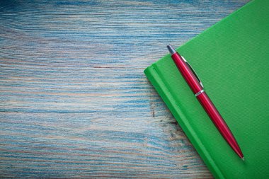 Not defteri biro kalem ahşap tahta kopya alanı eğitim kavramı
