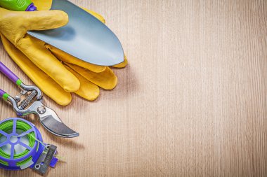 Koruyucu eldiven spade secateurs Bahçe kravat tel üzerinde ahşap el.