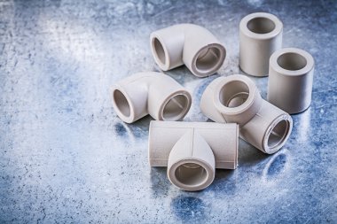 Metal yüzey inşaat kavramı üzerinde plastik boru ek parçaları