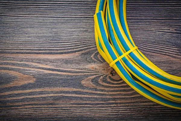Tubo flessibile in gomma arrotolata su tavola di legno concetto di giardinaggio — Foto Stock