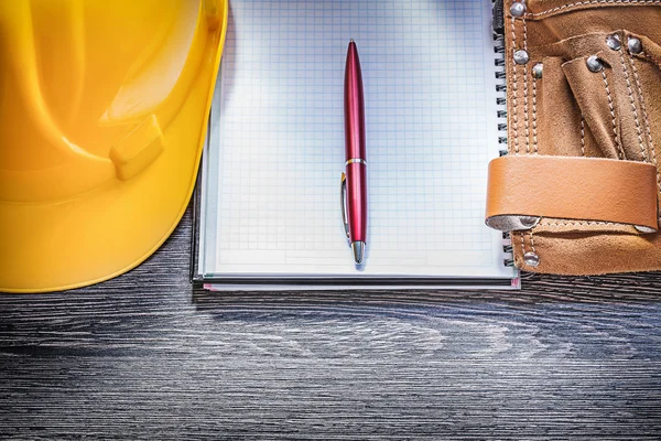 Cinturón de construcción de cuero construcción casco copybook pluma en madera —  Fotos de Stock