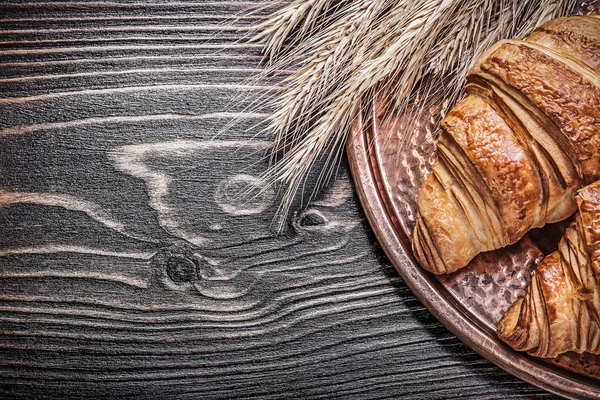 Orelhas de centeio de trigo dourado rolos frescos bandeja de cobre em alimentos de madeira — Fotografia de Stock