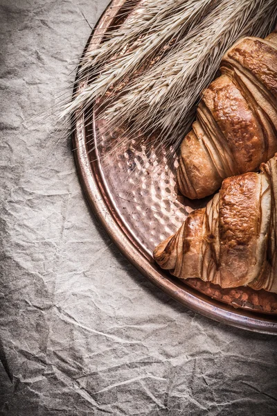 Orelhas de centeio de trigo dourado croissants frescos bandeja de cobre no empacotamento p — Fotografia de Stock