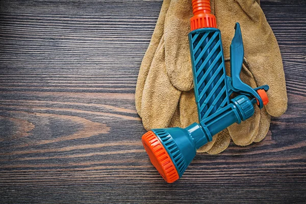 Garten Hand Spray Pistole Leder Sicherheitshandschuhe auf Holzbrett agri — Stockfoto