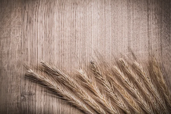 Gouden tarwe-rogge oren op houten plank horizontale versie voedsel een — Stockfoto