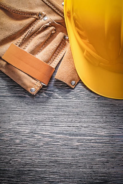 Casco de construcción de correa de herramientas de cuero en la construcción de madera c —  Fotos de Stock